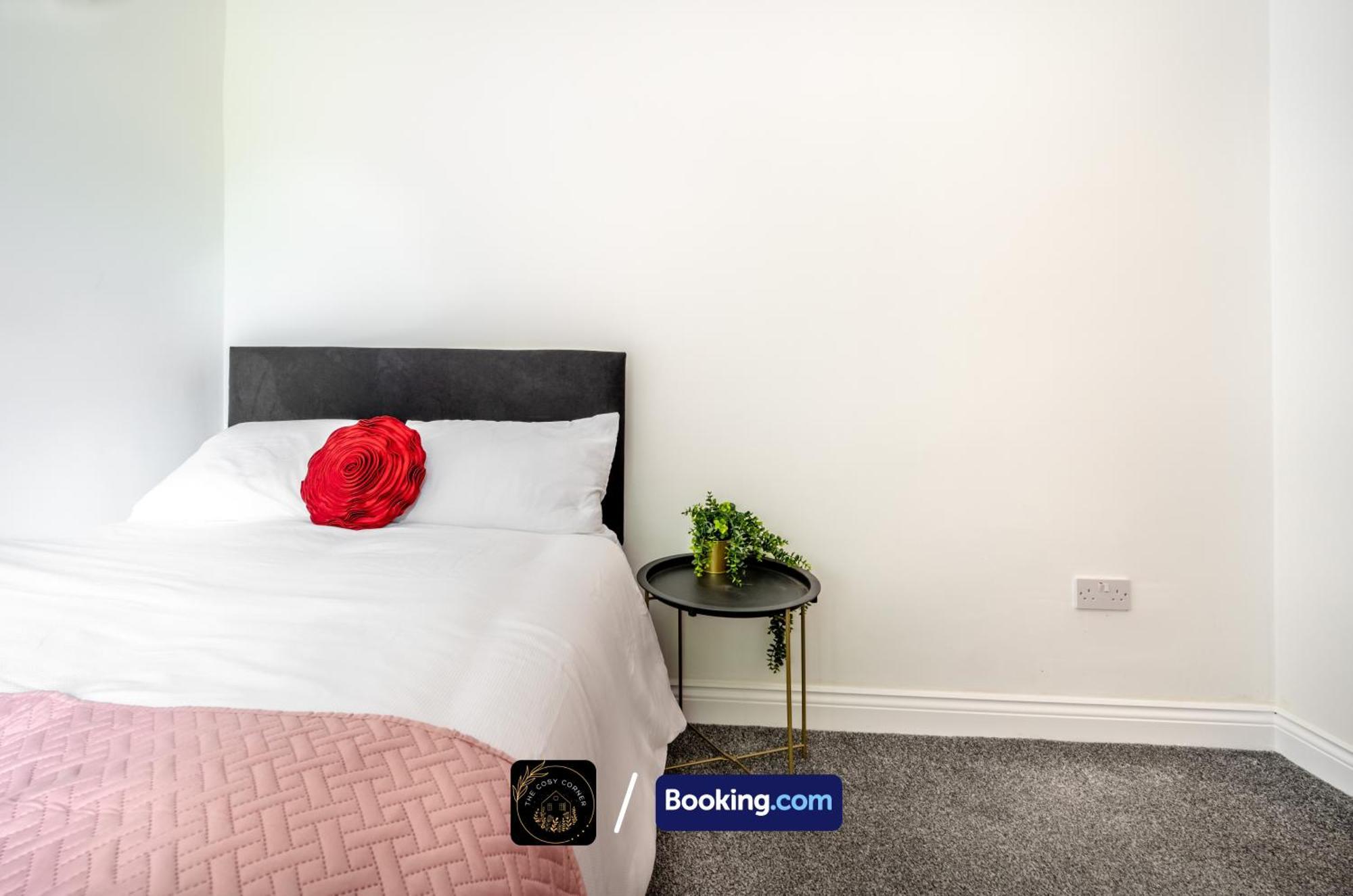 Cosy Corner: 3-Bedroom House with Garden and Free Parking Manchester Exterior photo