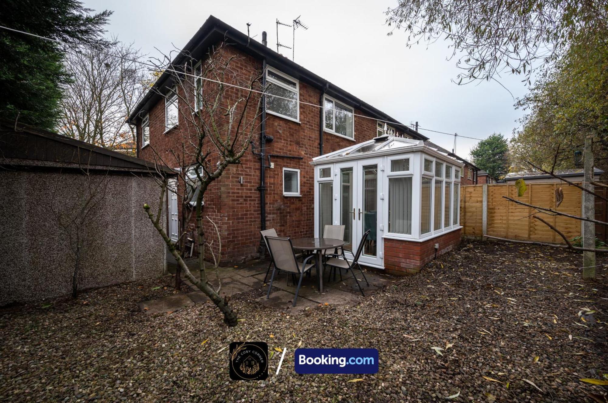 Cosy Corner: 3-Bedroom House with Garden and Free Parking Manchester Exterior photo